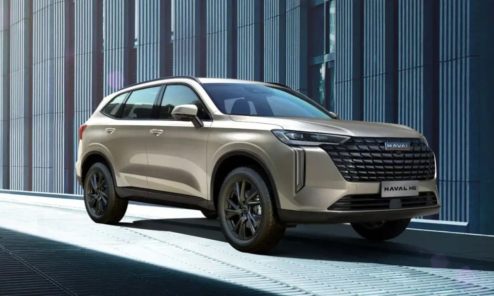 SUV hÃbrido GWM New H6 hÃbrido color dorado con diseño de lujo.
